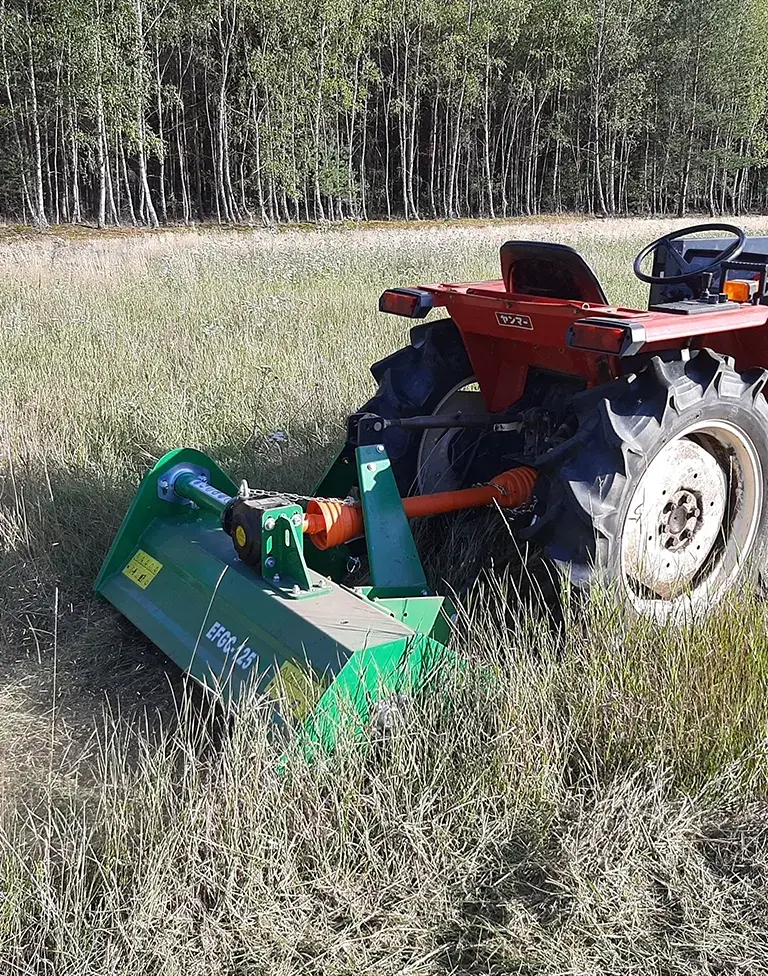 Mini traktor z łyżką spychającą
