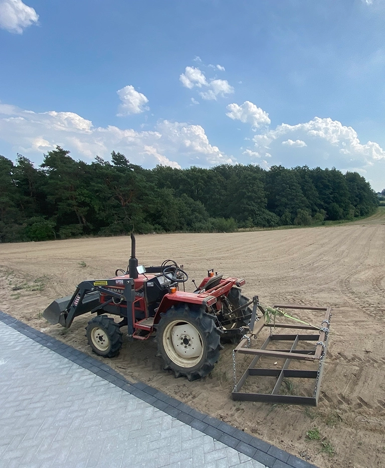 Mini traktor na trawniku 